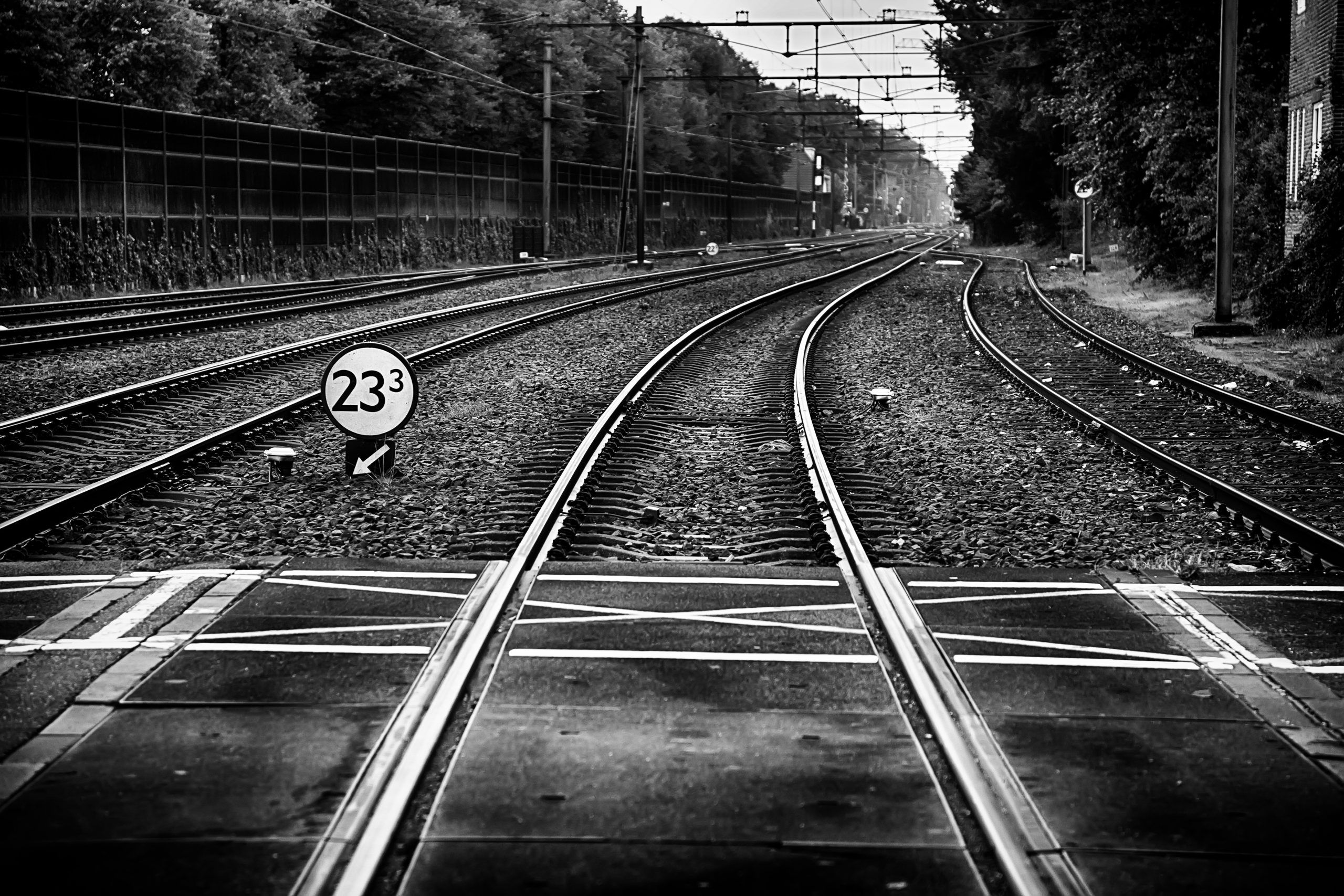 Spoorrails met wissels, in zwart-wit