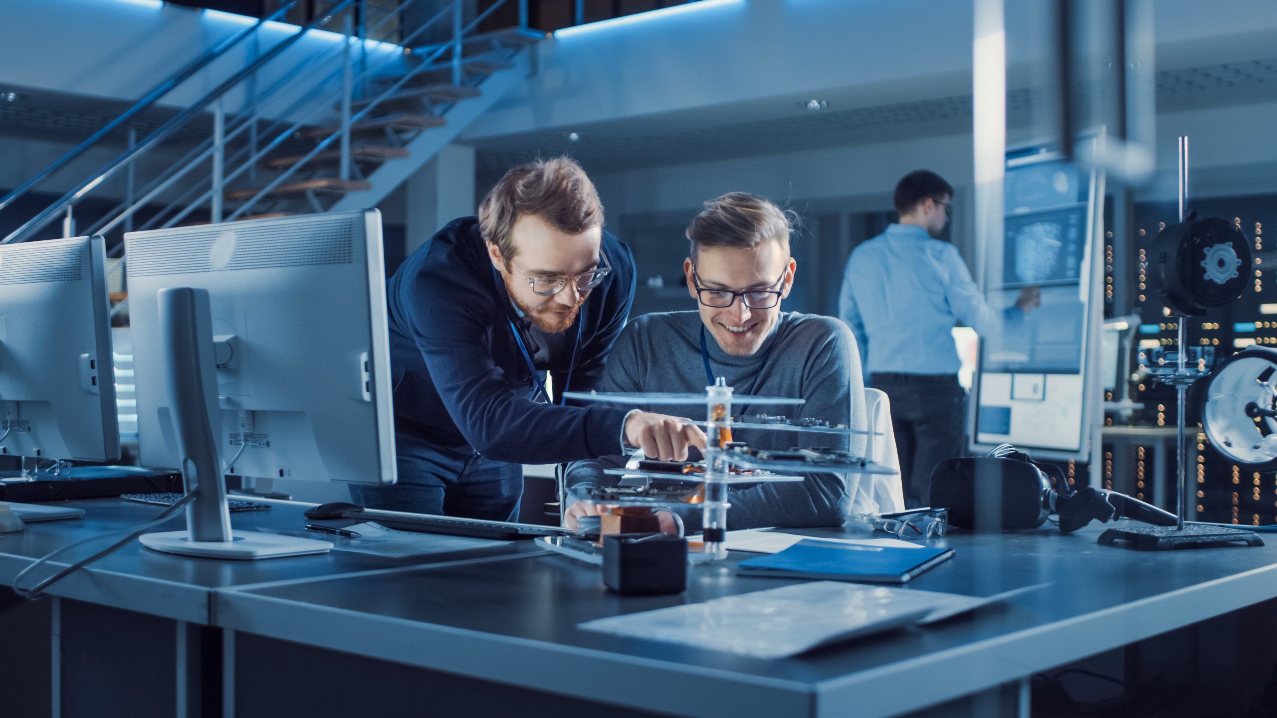 Engineers overleggen achter een computer