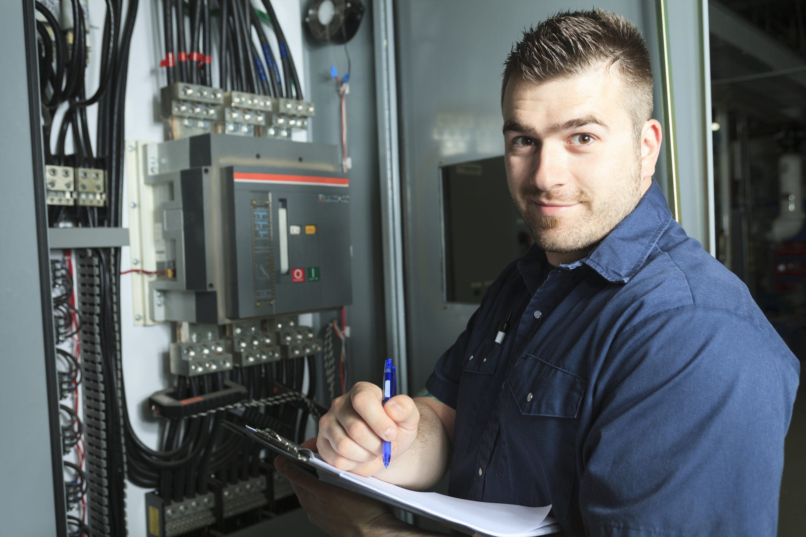 Elektromonteur controleert een verdeelkast