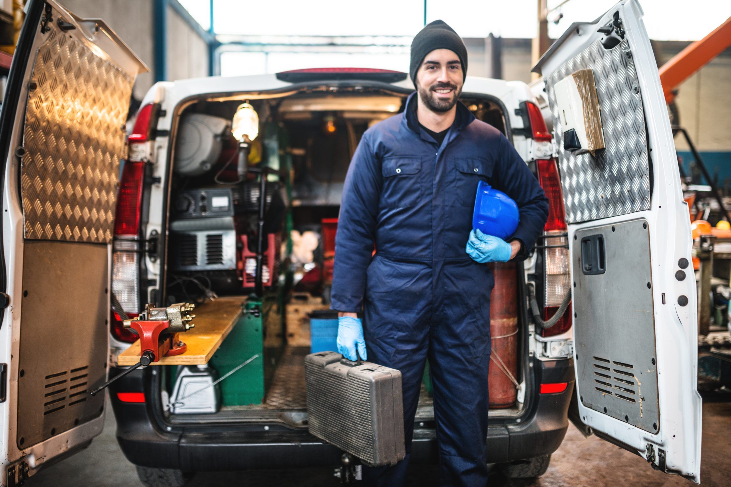 Servicemonteur bij zijn bus met gereedschap