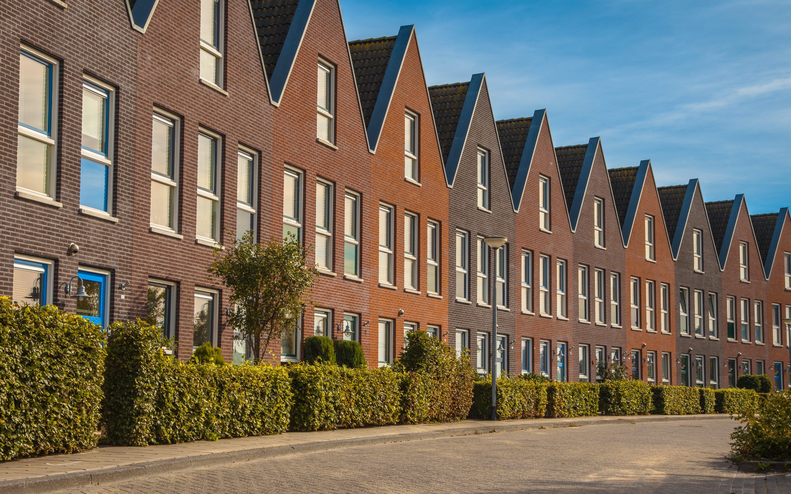 Rij nieuwe rijtjeswoningen