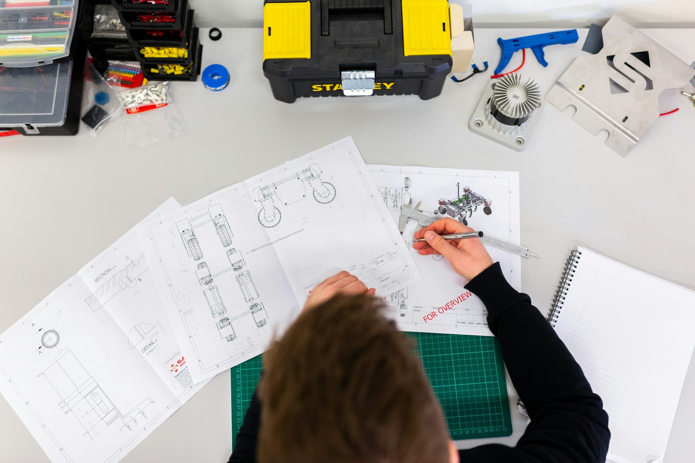 Technici overleggen bij een installatie